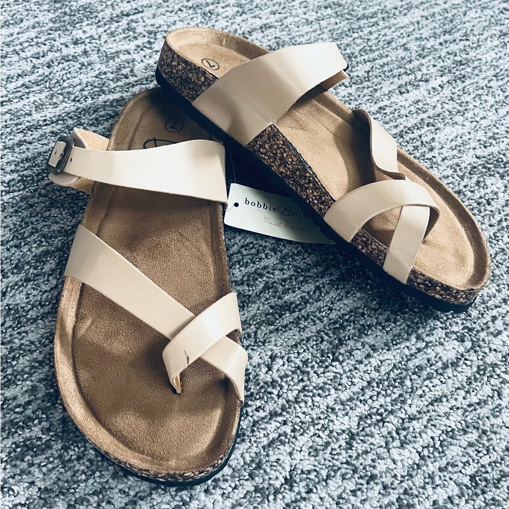 NWT Bobbie Brooks Sandals